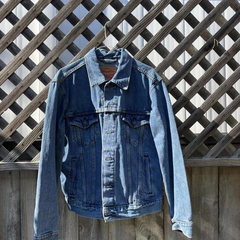 Classic Levi’s denim trucker jacket in a versatile mid-wash blue.